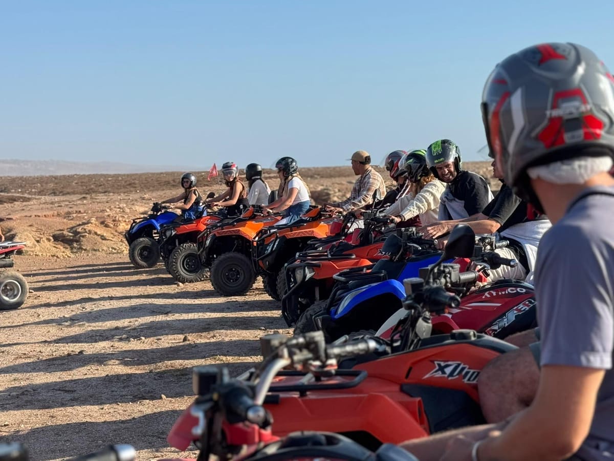 Grupo de quads alineados durante una pausa en una excursión